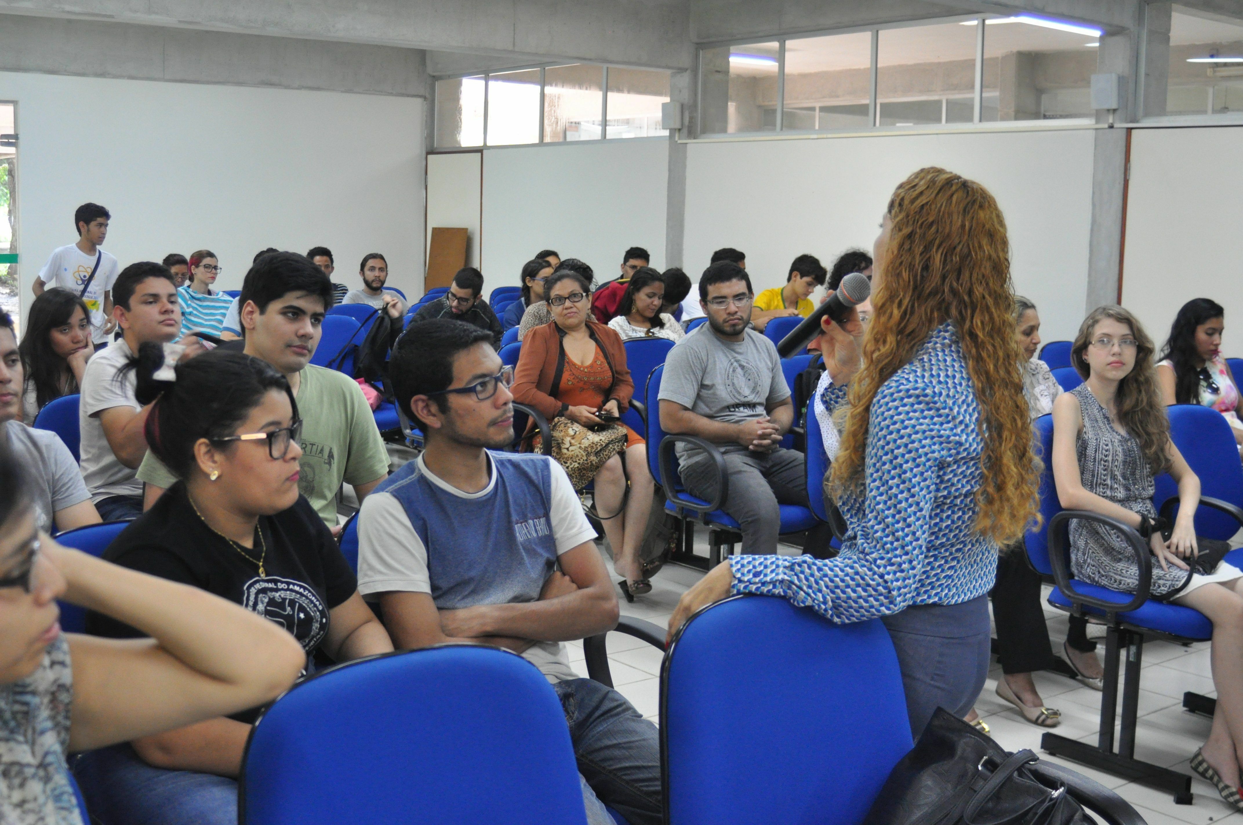 Alunos de diversos cursos de licenciatura da UFAM estiveram presentes à Assembleia